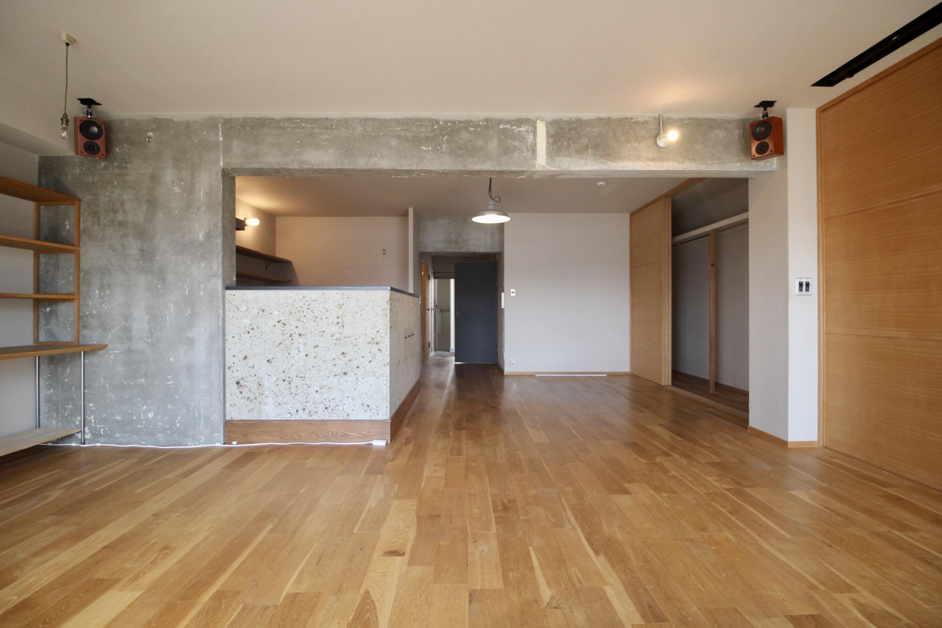 神戸市東灘区住吉東町の売買物件/大谷石のキッチン、オークの無垢床、一部むき出しの梁など、素材の表情が豊かな空間