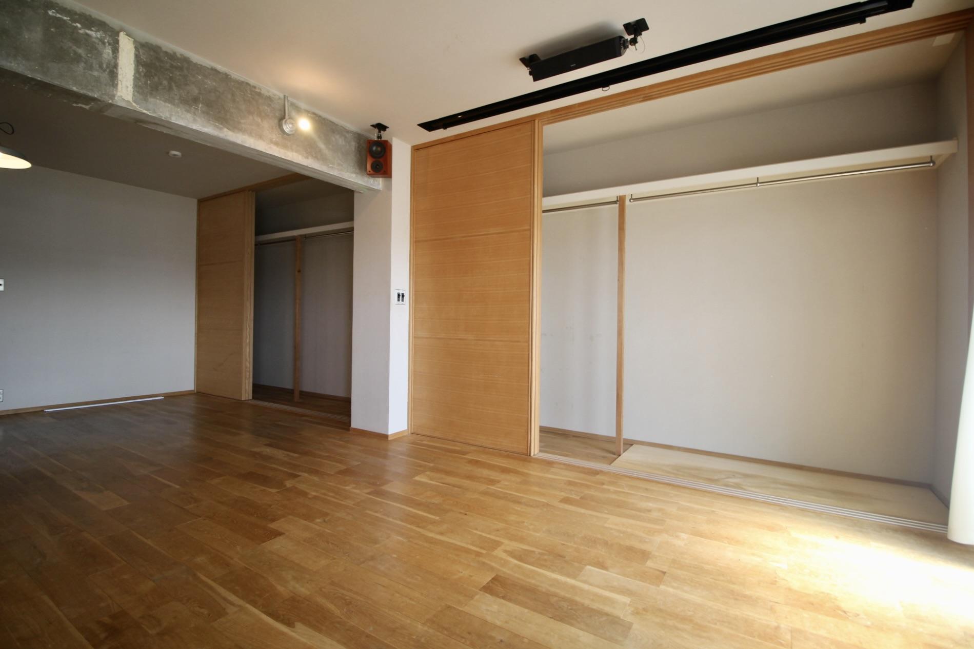 神戸市東灘区住吉東町の売買物件/天井まで高さのある収納棚や、天井に埋め込まれたプロジェクターも備わっています