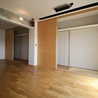 神戸市東灘区住吉東町の売買物件/天井まで高さのある収納棚や、天井に埋め込まれたプロジェクターも備わっています