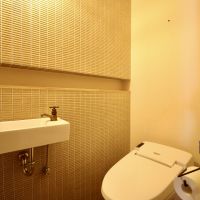 神戸市東灘区住吉東町の売買物件/タイル張りのトイレ。真鍮製の蛇口も素敵。