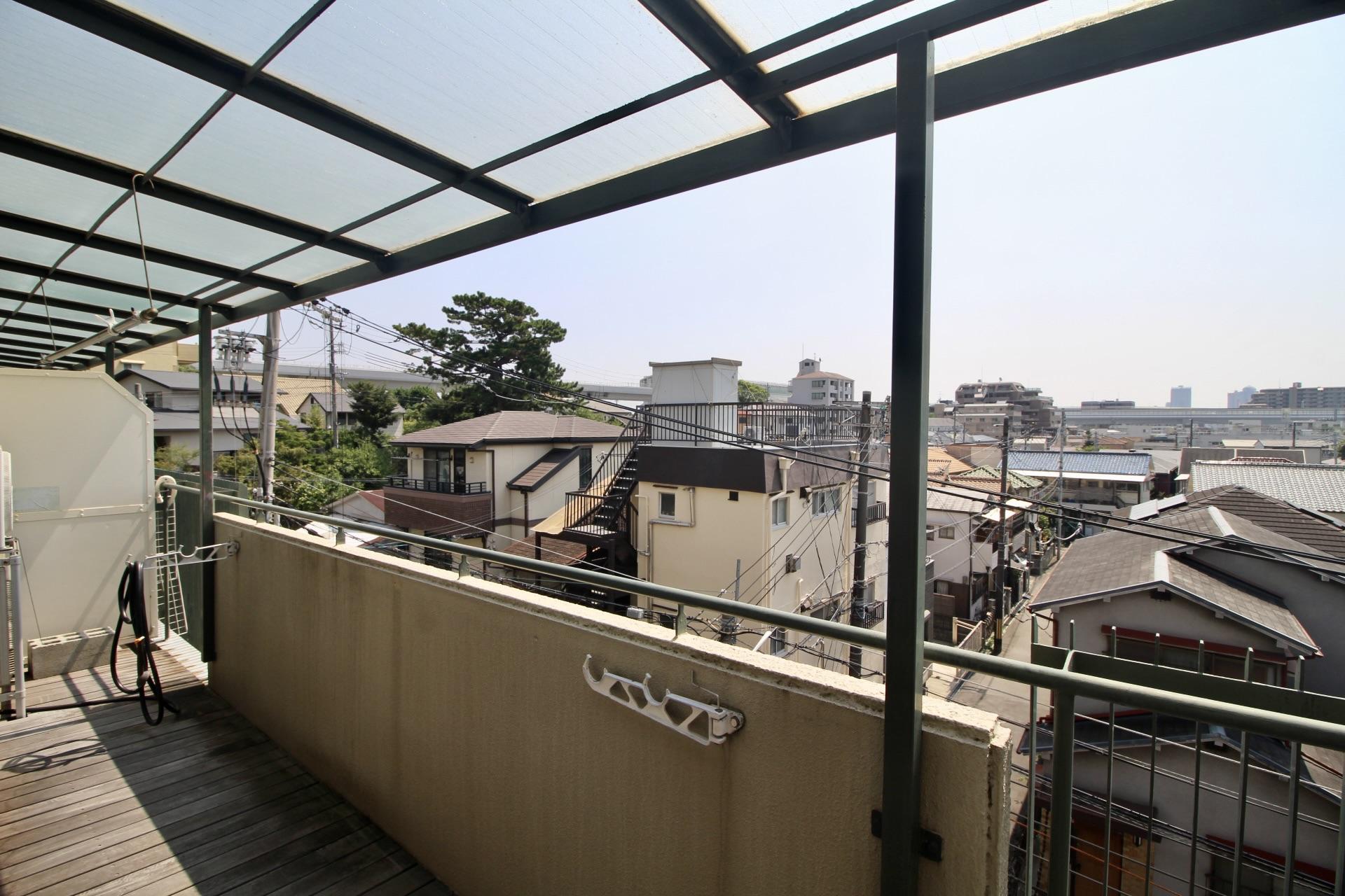 神戸市東灘区住吉東町の売買物件/ウッドデッキの敷かれたバルコニーは眺望も◎