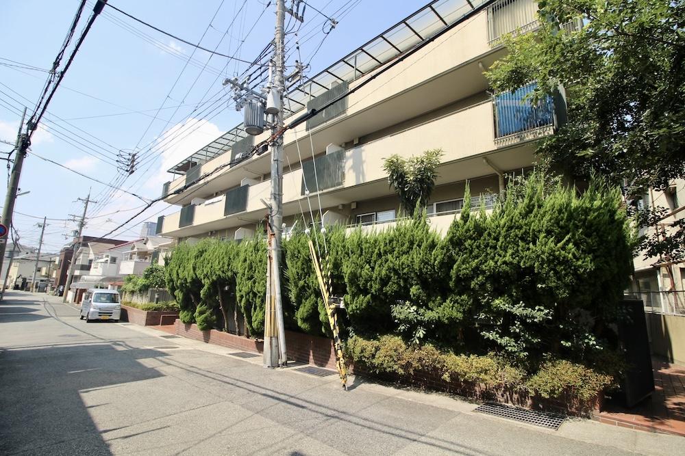 神戸市東灘区住吉東町の売買物件/植栽に囲まれたレトロな外観