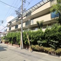 神戸市東灘区住吉東町の売買物件/植栽に囲まれたレトロな外観