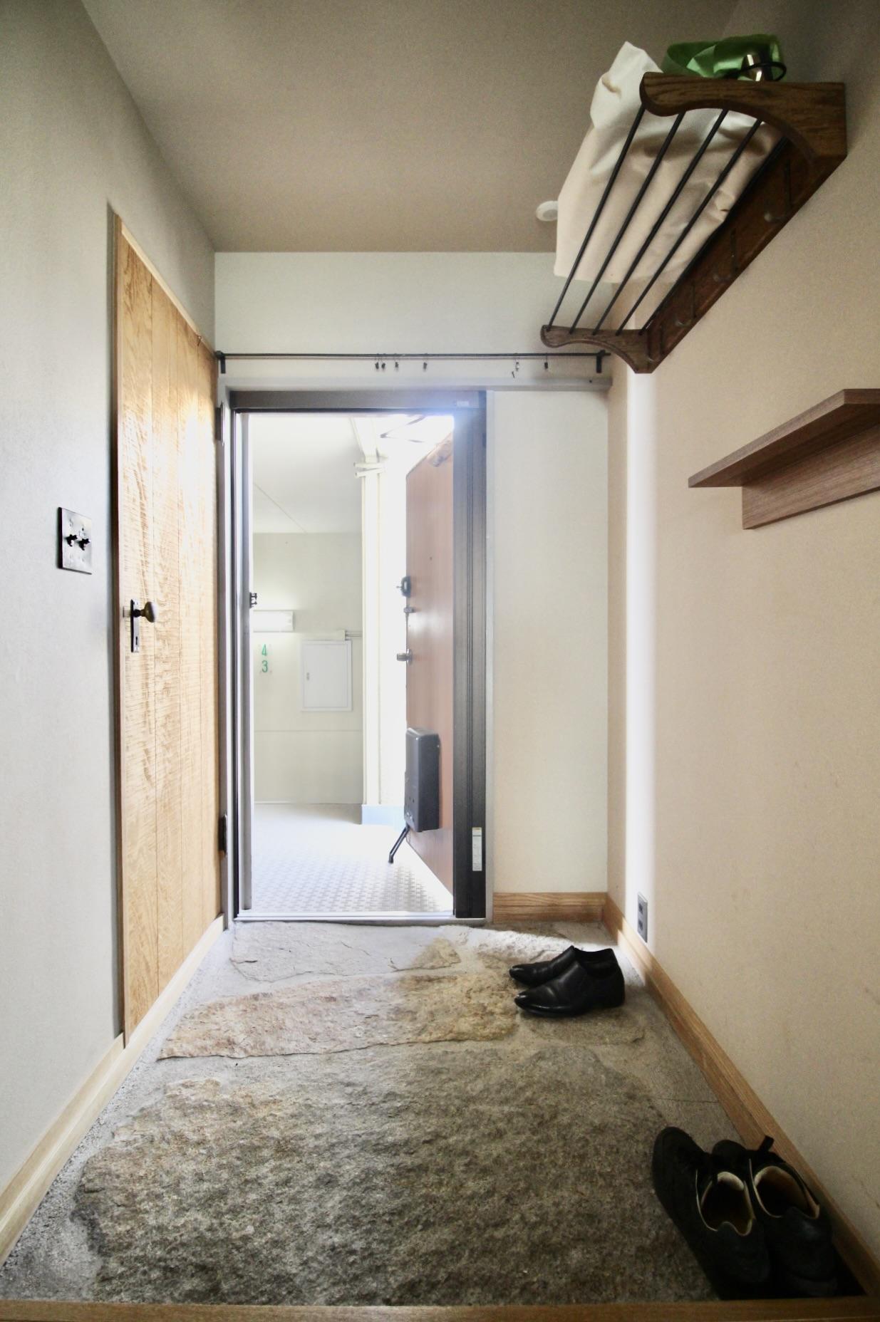 神戸市東灘区住吉東町の売買物件/庵治石の大判が敷かれた玄関が、有機的で落ち着いた雰囲気を演出します