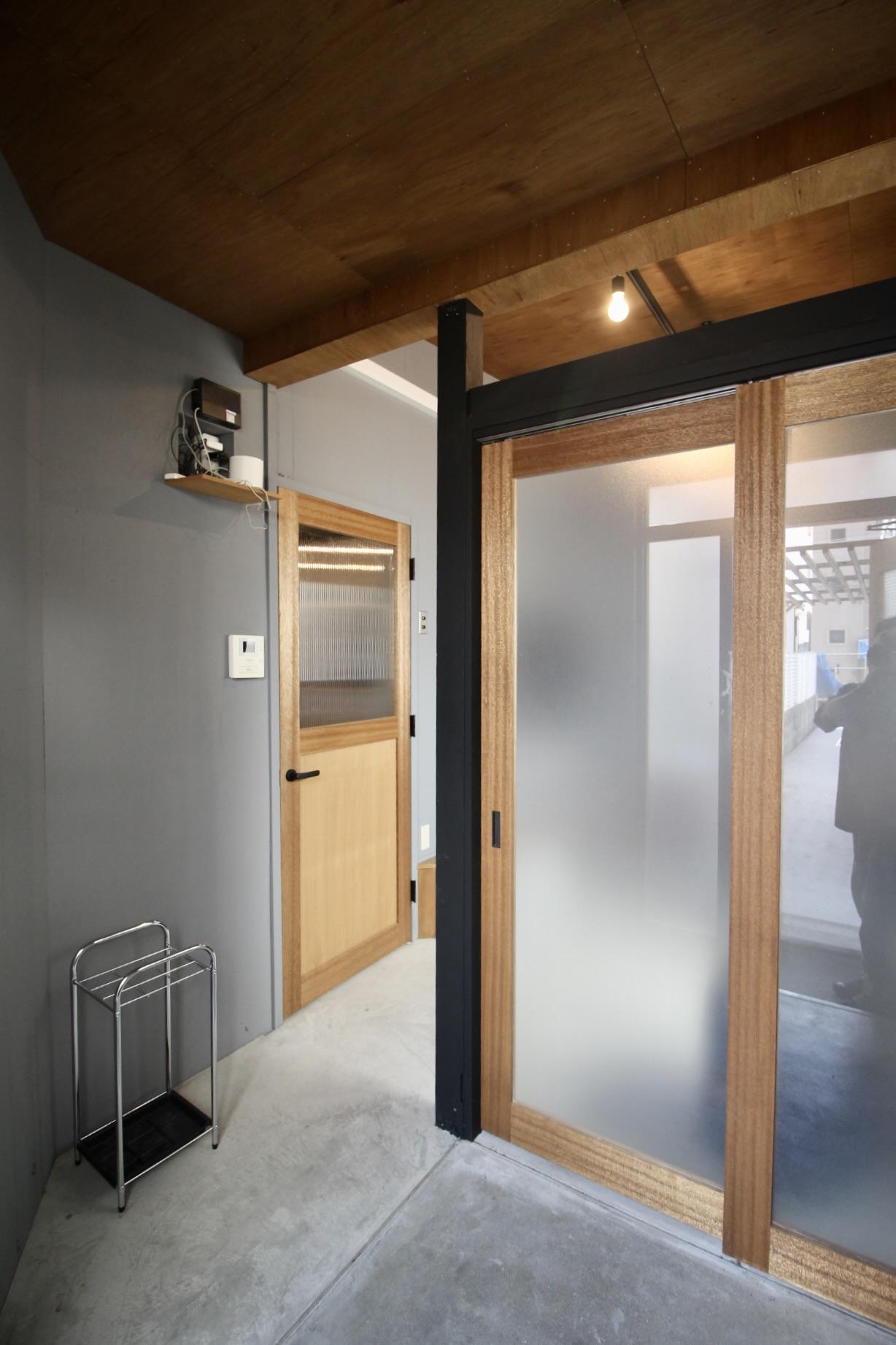 神戸市灘区篠原中町の賃貸物件/木製建具が素敵なエントランス