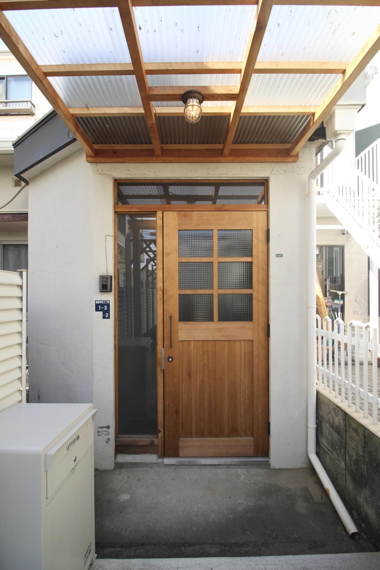 神戸市灘区篠原中町の賃貸物件/路地の先にこんな魅力的なドアがあると、つい中に入りたくなります