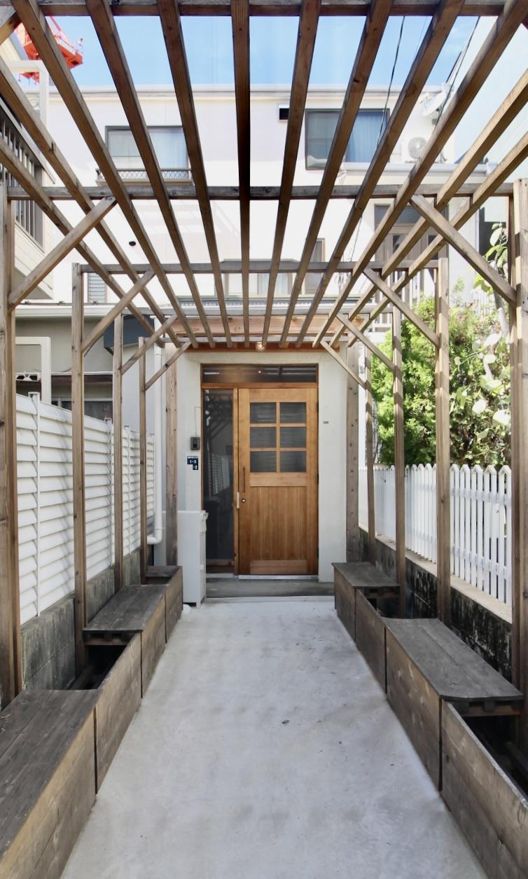 神戸市灘区篠原中町の賃貸物件/藤やブドウの蔦で緑豊かに彩りたくなる、ベンチ付きのパーゴラ。その先に本物件。