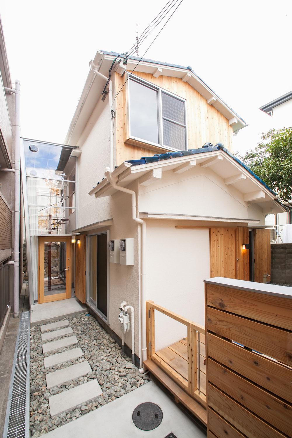 外観アプローチ(同建物右は別住戸の2戸1戸建)