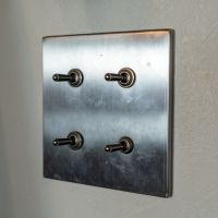 宝塚市すみれガ丘の売買物件/トグルスイッチが効いてます