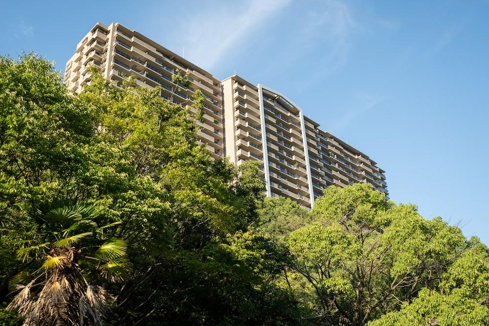 宝塚市すみれガ丘の売買物件/丘の上にそびえ立つマンション