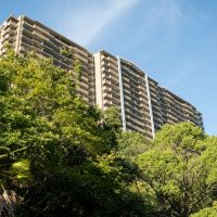 宝塚市すみれガ丘の売買物件/丘の上にそびえ立つマンション