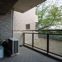 宝塚市すみれガ丘の売買物件/幅広めのバルコニー　※専用庭はありません