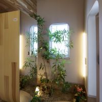 伊丹市稲野町の売買物件/玄関の内側に花壇があるって豊かですね