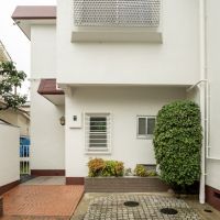 伊丹市稲野町の売買物件/レトロマンションの一角。庭と駐車場もあります