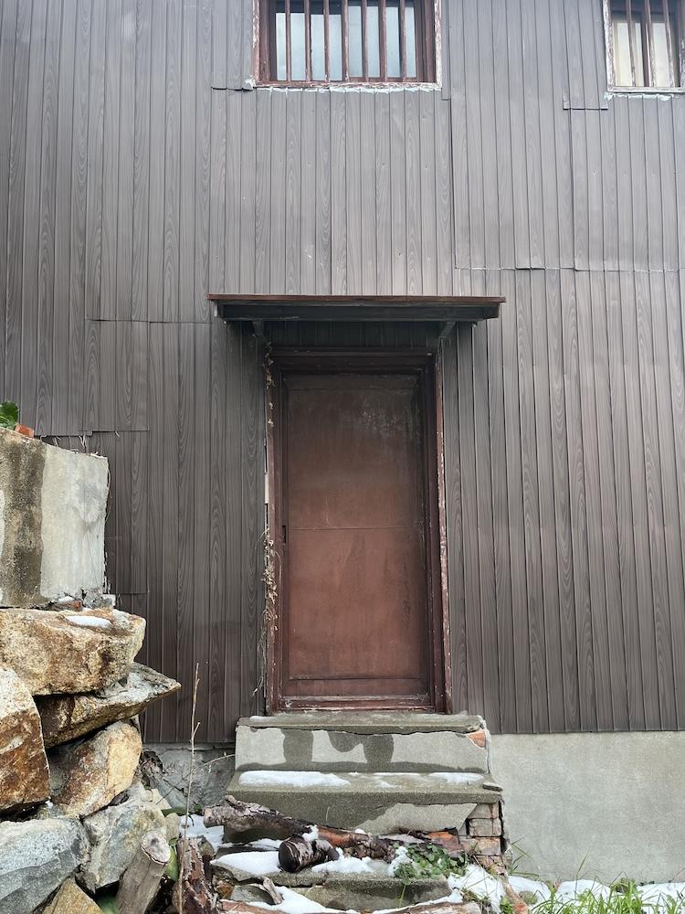 神戸市長田区丸山町の売買物件/外階段脇の扉から蔵の地下室へ入るドアがあります。