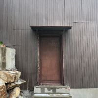 神戸市長田区丸山町の売買物件/外階段脇の扉から蔵の地下室へ入るドアがあります。