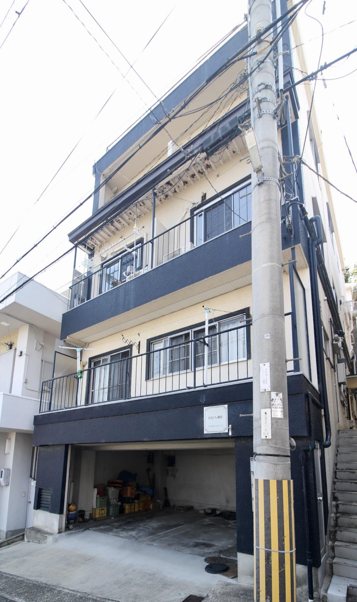 神戸市東灘区住吉山手の賃貸物件/外観。外階段を登ると本物件へ到着。シャッター付車庫は1台空きあり。