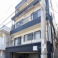 神戸市東灘区住吉山手の賃貸物件/外観。外階段を登ると本物件へ到着。シャッター付車庫は1台空きあり。