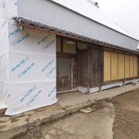 豊岡市清冷寺の売買物件/工事中なので防水シートが貼られた状態ですが、玄関だけでも趣を感じます