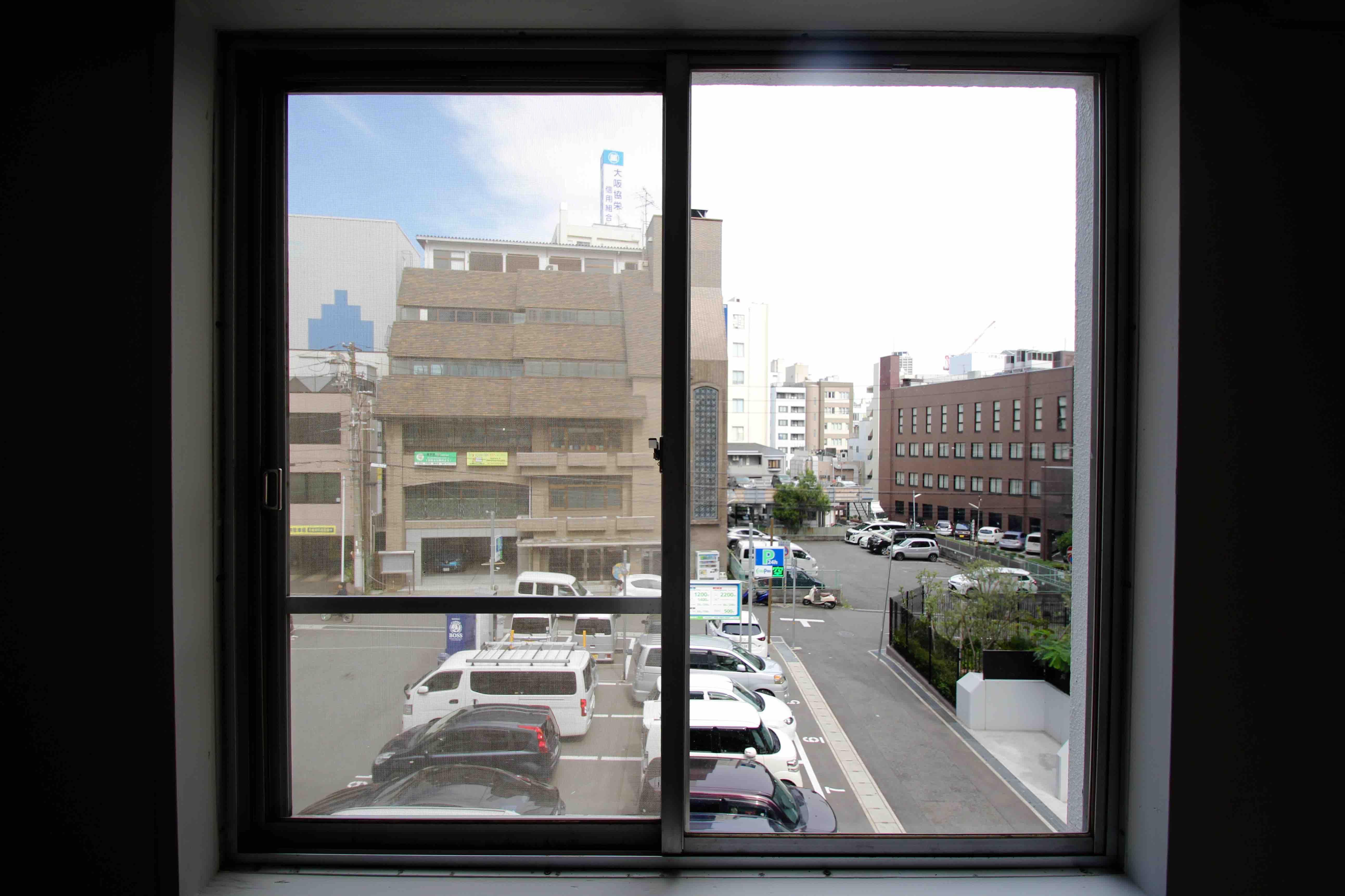 窓側は駐車場で建物が建ってないので抜けています