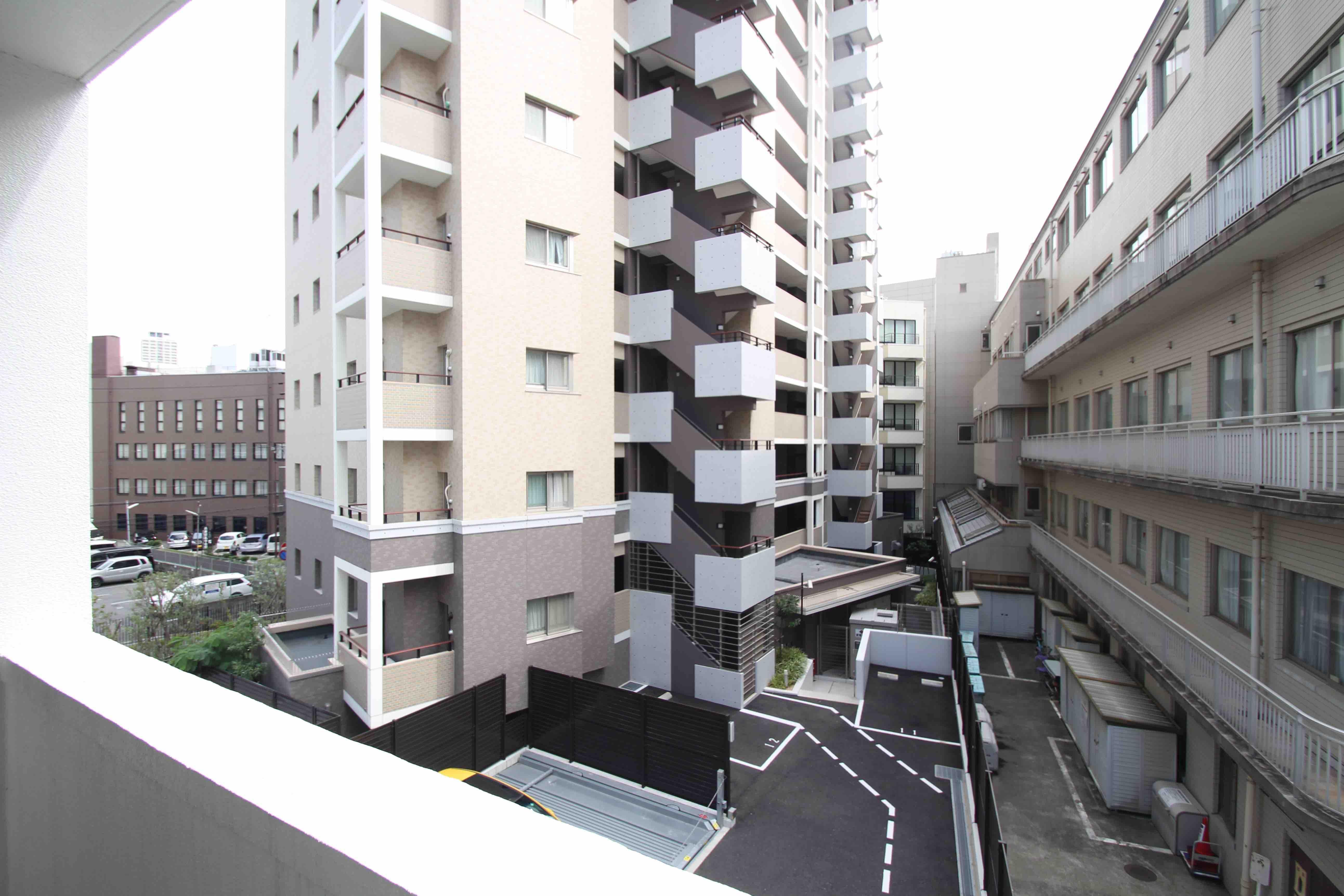 バルコニーのお向かいはマンションと病院が建っていますが、道路を挟んで距離は少し離れているので光は差し込みます