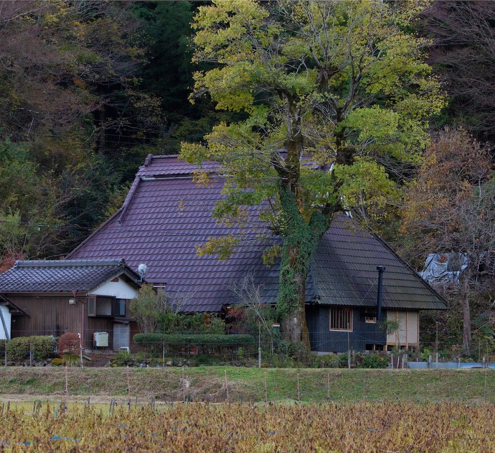 丹波篠山市市野々の賃貸物件/薪ストーブの煙突がチャームポイント