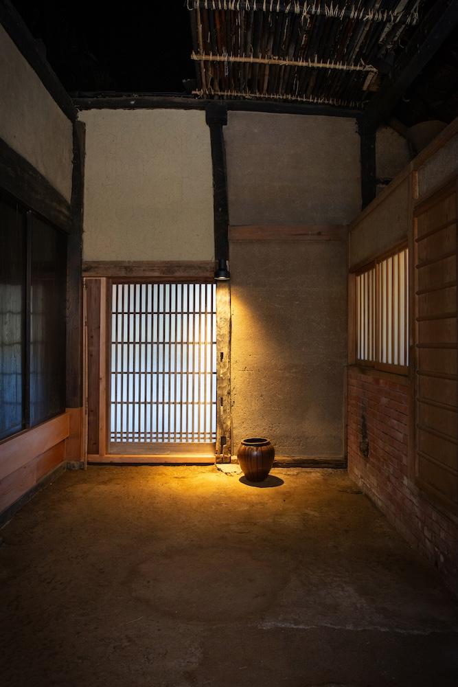 丹波篠山市市野々の賃貸物件/歴史を感じさせる、趣のあるテクスチャが魅力的な土間