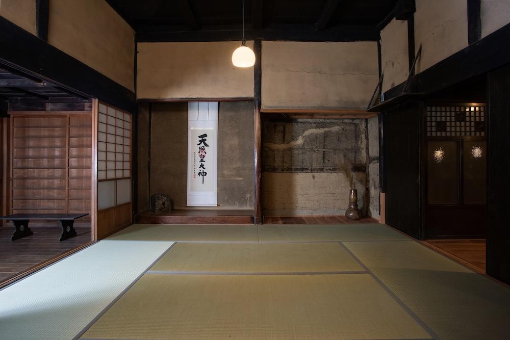 丹波篠山市市野々の賃貸物件/端正で趣のある床の間と土壁の座敷