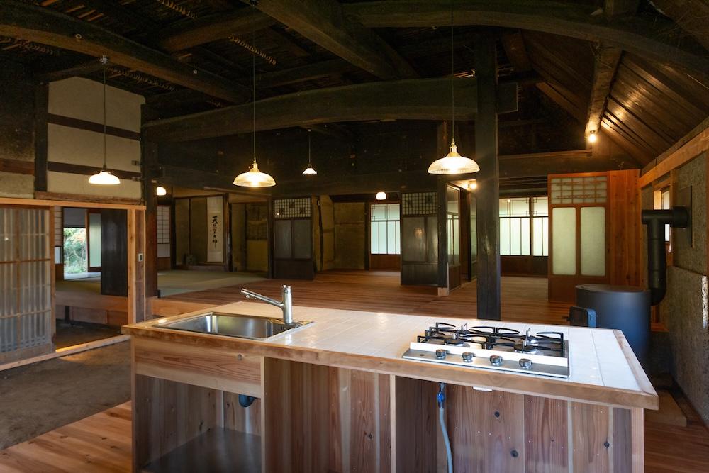 丹波篠山市市野々の賃貸物件/天井が高く、建具を開けると広がる広々とした空間
