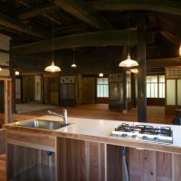 丹波篠山市市野々の賃貸物件/天井が高く、建具を開けると広がる広々とした空間