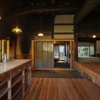 丹波篠山市市野々の賃貸物件/キッチンから広い土間へと繋がっています