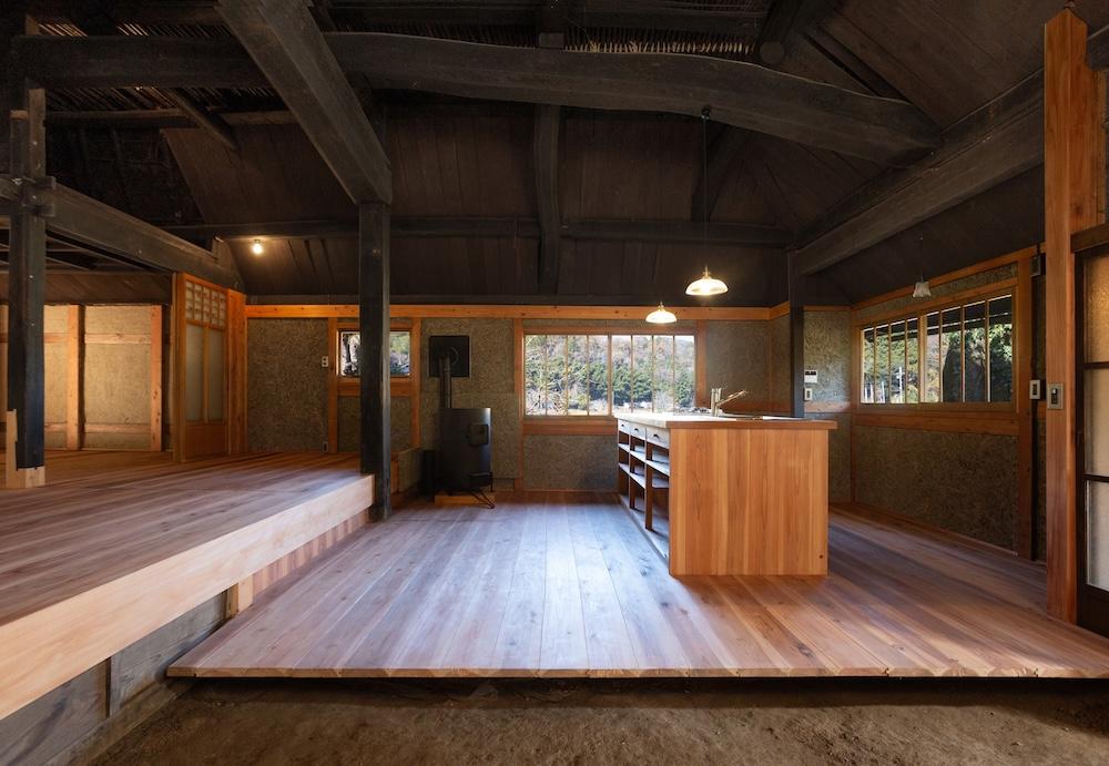 丹波篠山市市野々の賃貸物件/立派な梁と無垢の床、薪ストーブ、棚と一体型のカウンターキッチンが魅力的な空間