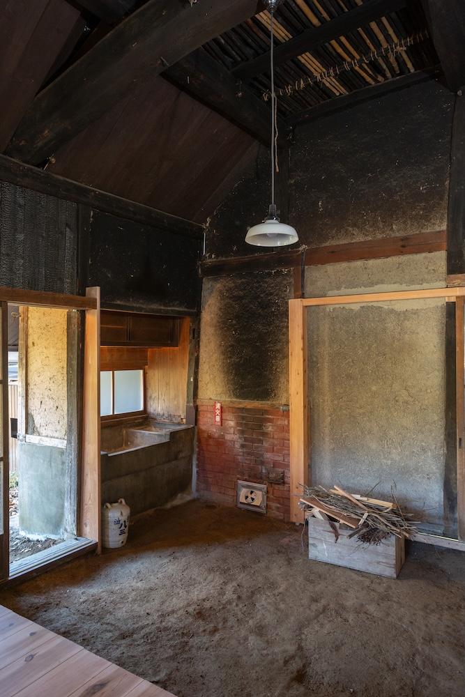 丹波篠山市市野々の賃貸物件/黒い煤の跡が、この建物の歴史を物語っています