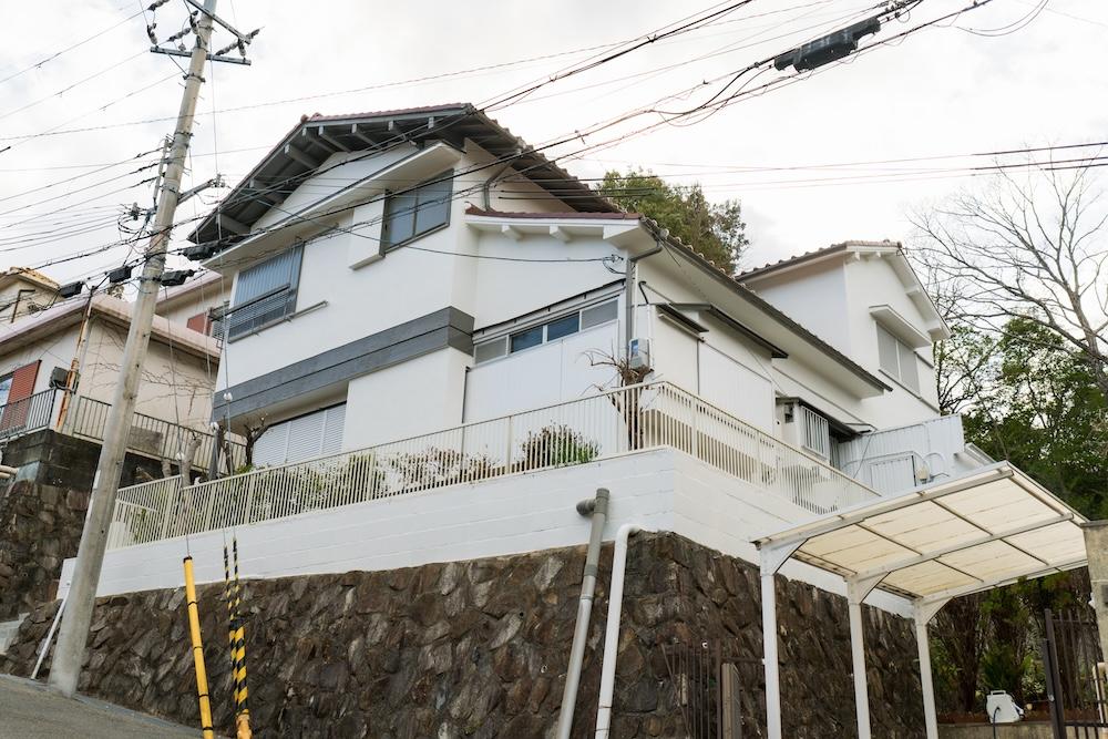 宝塚市長尾台の賃貸物件/外壁も白とグレーをアクセントに塗り直しました