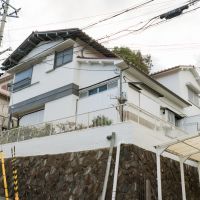 宝塚市長尾台の賃貸物件/外壁も白とグレーをアクセントに塗り直しました