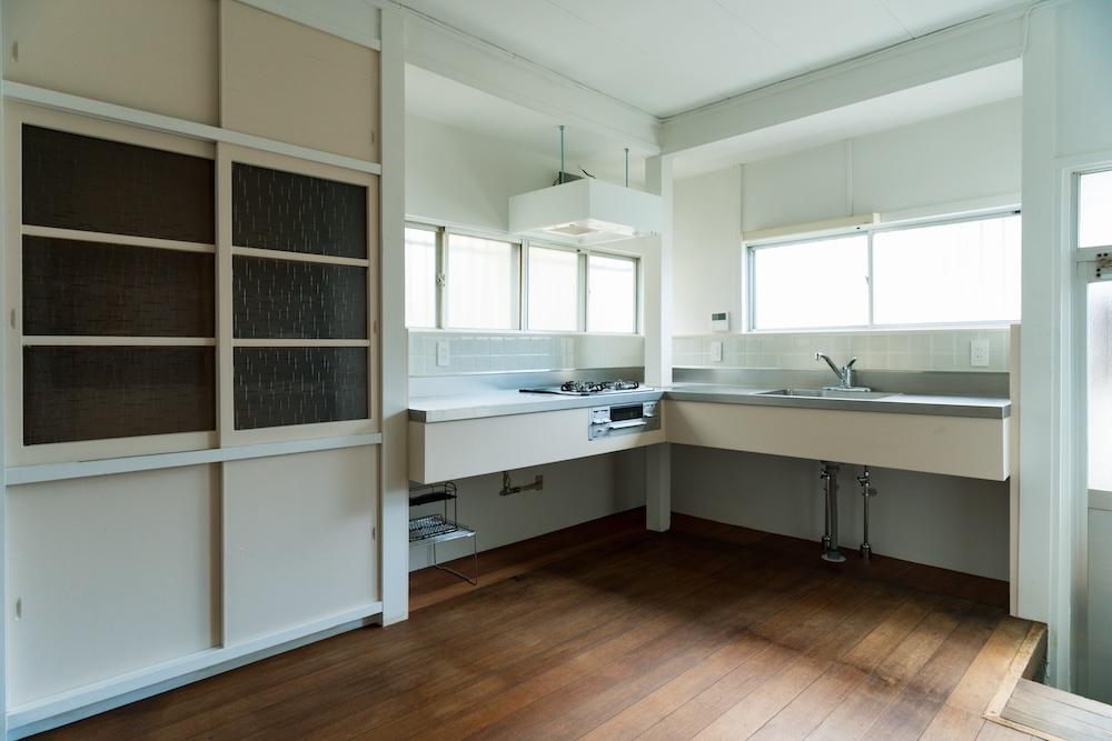 宝塚市長尾台の賃貸物件/明るい光が差し込むペールトーンのキッチン