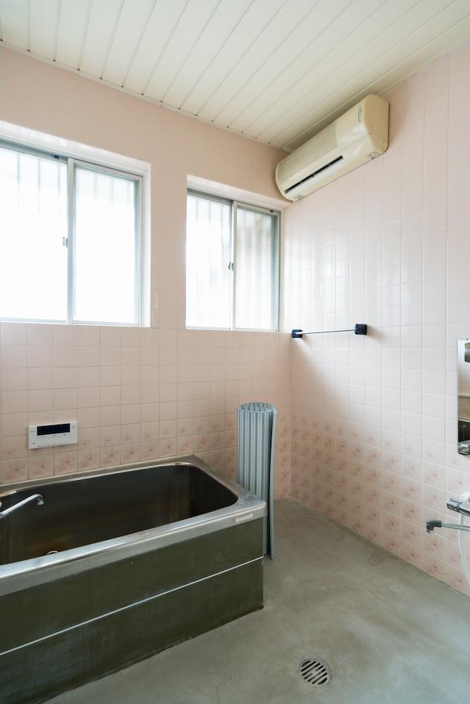 宝塚市長尾台の賃貸物件/淡いピンクタイルのお風呂