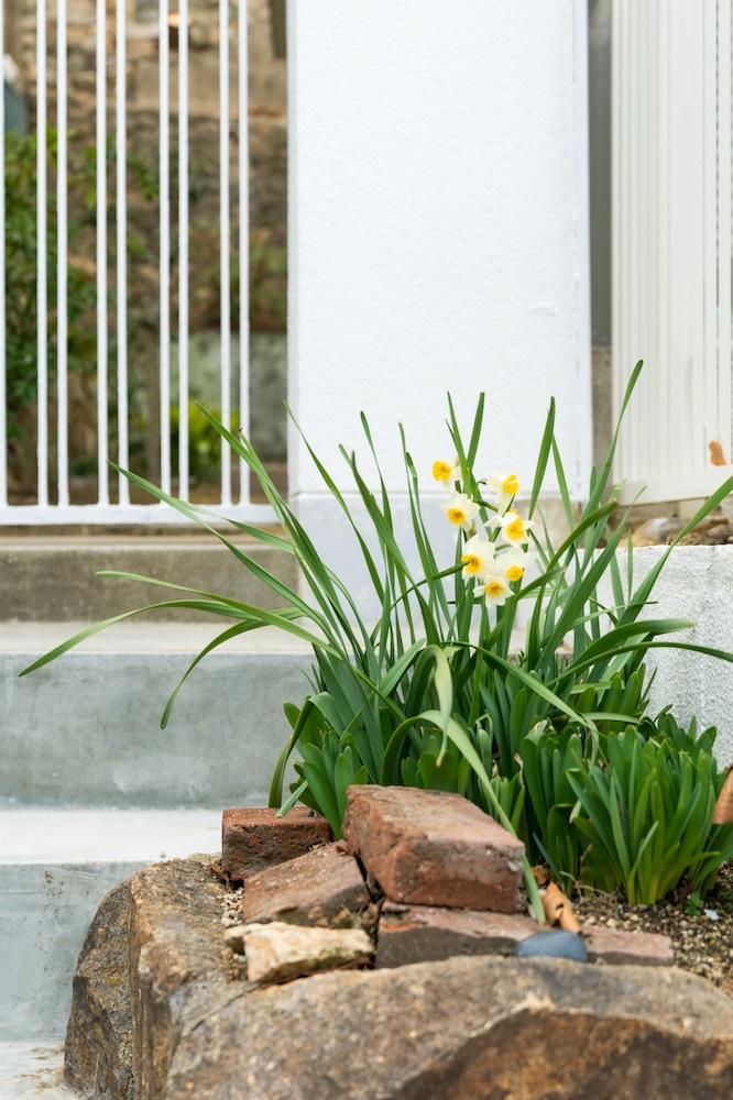 宝塚市長尾台の賃貸物件/門扉の前にもちょこっと花壇