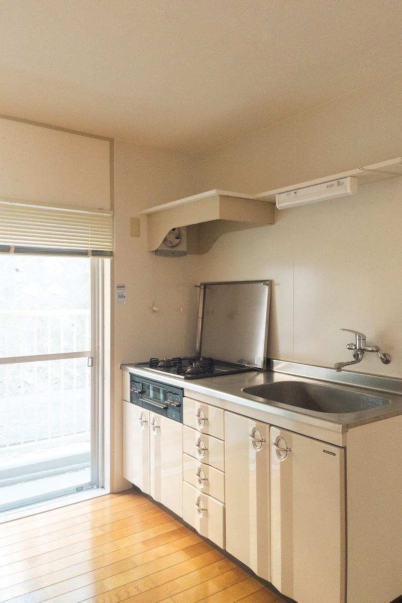 神戸市東灘区森北町の賃貸物件/レトロかわいいホーローキッチン。3口コンロにグリル付き。