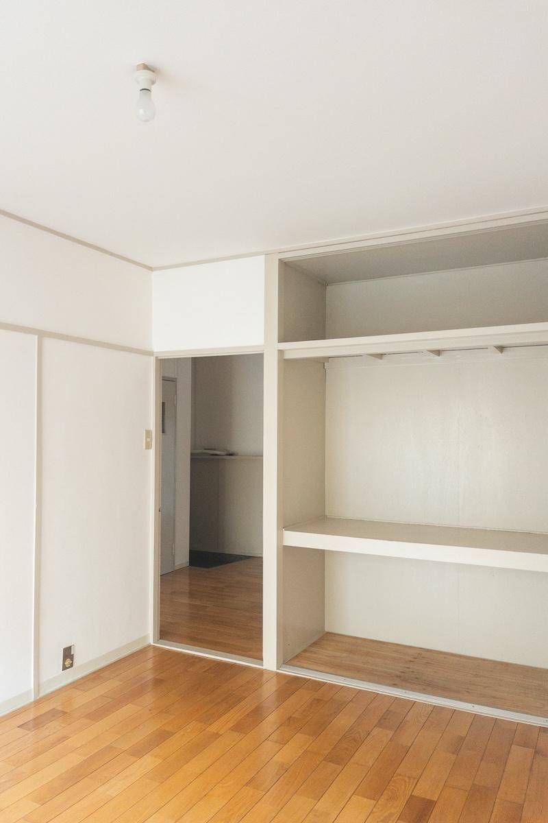 神戸市東灘区森北町の賃貸物件/襖を取っ払った押入れはオープンのままでもカーテンで目隠しするのもいい