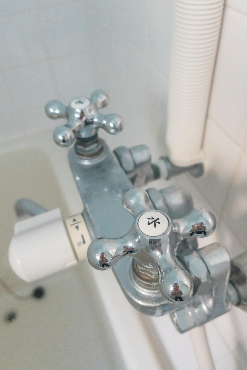 神戸市東灘区森北町の賃貸物件/蛇口には「湯」と「水」の字