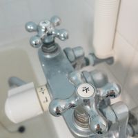 神戸市東灘区森北町の賃貸物件/蛇口には「湯」と「水」の字