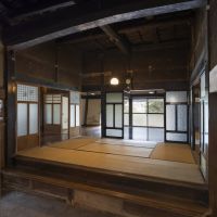 丹波篠山市中の賃貸物件/風格ある梁が印象的な土間と、落ち着いた座敷空間