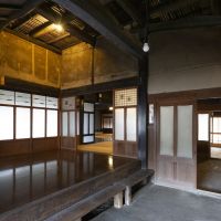 丹波篠山市中の賃貸物件/立派な梁が見守る、土間と板間のある古き良き空間