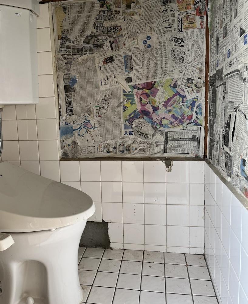 神戸市兵庫区山王町の賃貸物件/各部屋、お風呂、トイレがついてます。（こちらの部屋のトイレの壁は新聞紙！）