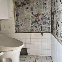 神戸市兵庫区山王町の賃貸物件/各部屋、お風呂、トイレがついてます。（こちらの部屋のトイレの壁は新聞紙！）