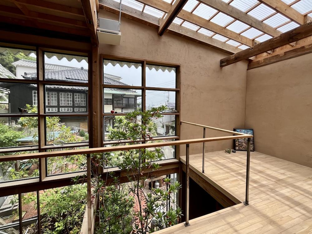 神戸市兵庫区山王町の賃貸物件/201: 吹き抜けが気持ち良い共用スペース。