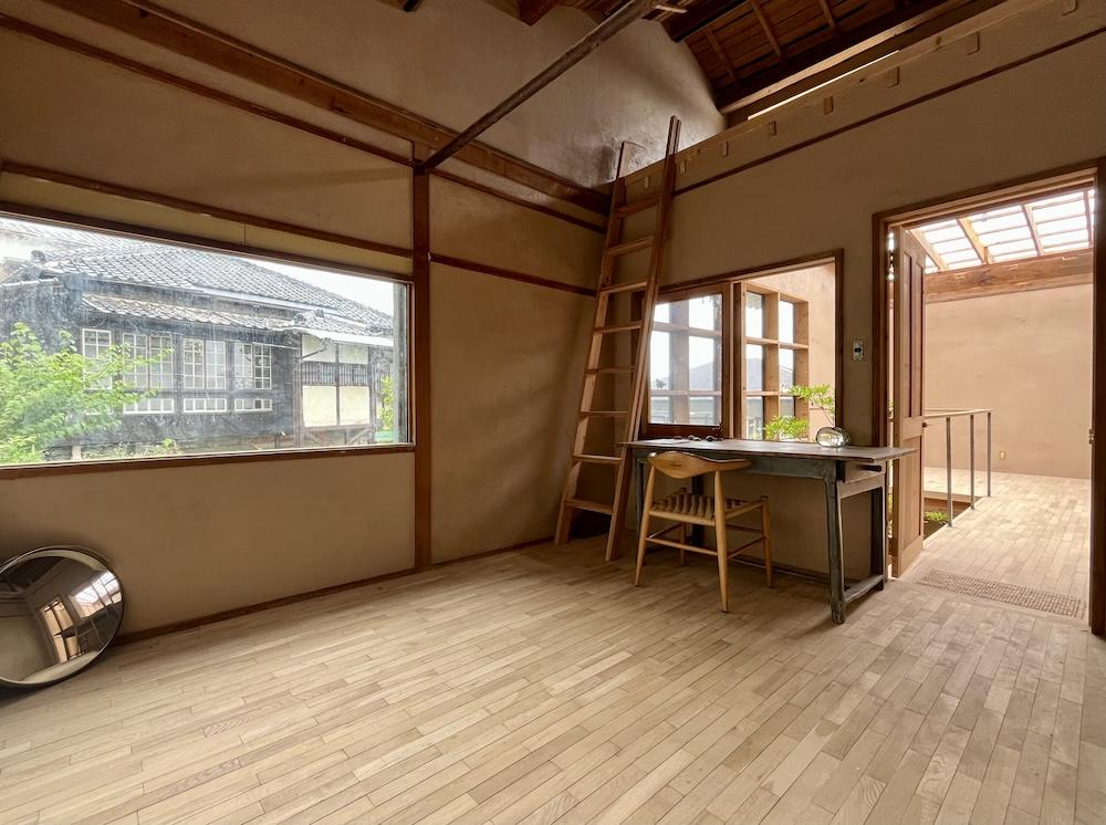 神戸市兵庫区山王町の賃貸物件/201:個室＋ロフト。借景には再生された古民家「あいこや」さん。個人の専有スペースとして契約も応相談です。