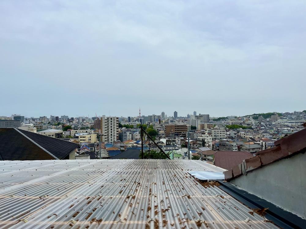 神戸市兵庫区山王町の賃貸物件/ロフトの小窓から覗いた兵庫区CITYな街並み。