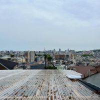 神戸市兵庫区山王町の賃貸物件/ロフトの小窓から覗いた兵庫区CITYな街並み。